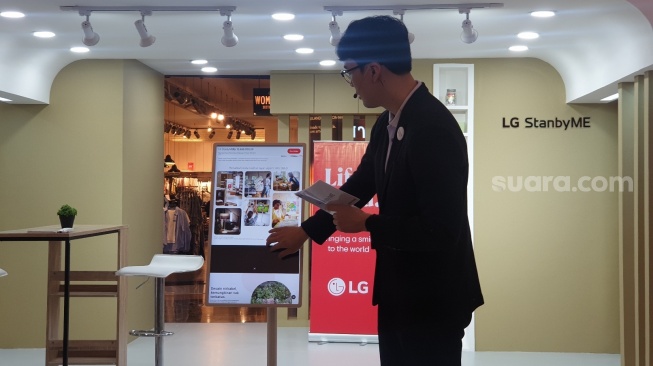 LG StanbyME hadir di Jakarta, Selasa (30/1/2024). [Suara.com/Dythia Novianty]