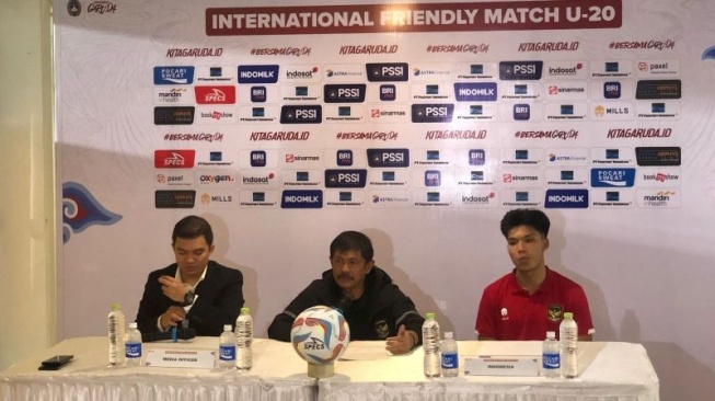 Pelatih Timnas Indonesia U-20, Indra Sjafri (tengah) dan pemain Kadek Arel Priyatna (kanan) saat mengikuti jumpa pers setelah kekalahan 2-3 melawan Uzbeksitan U-20 di Stadion Madya GBK, Jakarta. [ANTARA/Zaro Ezza Syach]