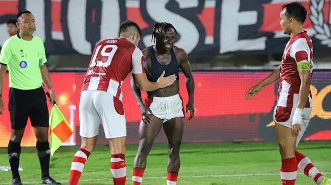 Gelandang Persis Solo, Moussa Sidibe (tengah) berselebrasi melepas baju usai mencetak hattrick ke gawang Madura United dalam laga tunda pekan ke-21 BRI Liga 1 2023/2024 di Stadion Manahan, Selasa (30/1/2024). [Suara.com/ Dok Benediktus Candra Setiawan]