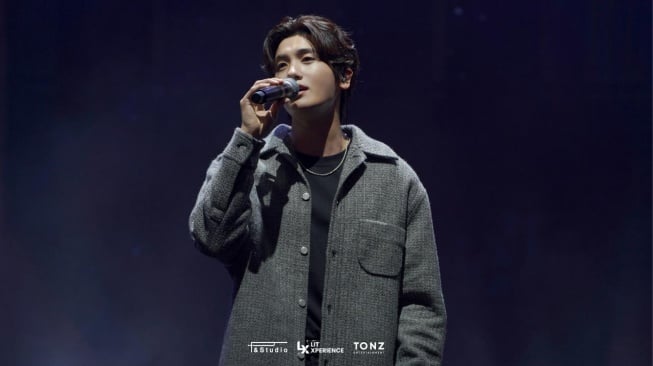 Penampilan Park Hyung Sik di acara fan meeting yang diadakan di Tennis Indoor Senayan, Jakarta pada Sabtu (27/1/2024). [Cr: P&Studio/LIT XPERIENCE/Tons Entertainment]