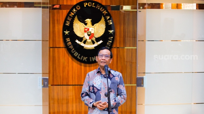 Menteri Koordinator Bidang Politik, Hukum dan Ham (Menkopolhukam), Mahfud MD saat menggelar konferensi pers di Kantor Kemenpolhukam, Jakarta, Kamis (1/2/2024). [Suara.com/Alfian Winanto]