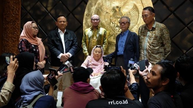 Istri Alm Gus Dur Bersama Tokoh GNB Sambangi KPU, Kawal Pemilu 2024 Luber-Jurdil