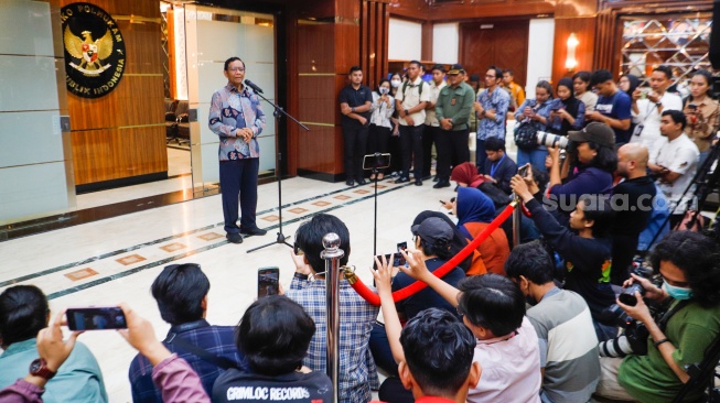 Menteri Koordinator Bidang Politik, Hukum dan Ham (Menkopolhukam), Mahfud MD saat menggelar konferensi pers di Kantor Kemenpolhukam, Jakarta, Kamis (1/2/2024). [Suara.com/Alfian Winanto]