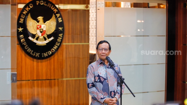 Menteri Koordinator Bidang Politik, Hukum dan Ham (Menkopolhukam), Mahfud MD saat menggelar konferensi pers di Kantor Kemenpolhukam, Jakarta, Kamis (1/2/2024). [Suara.com/Alfian Winanto]