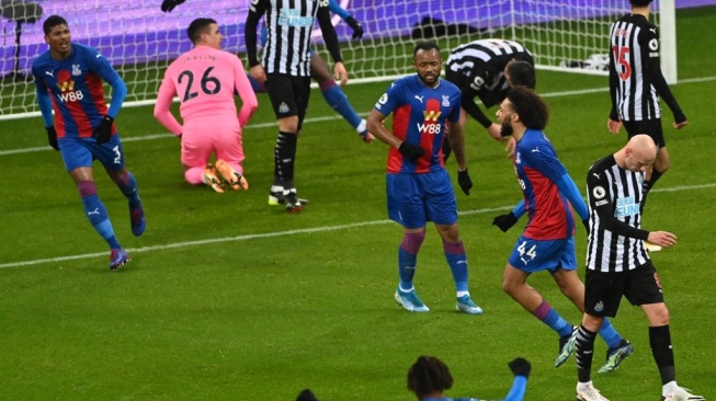 Gelandang Crystal Palace keturunan Indonesia, Jairo Riedewald melakukan selebrasi usai membobol gawang Newcastle United dalam laga pekan ke-21 Liga Inggris 2020-2021. [AFP]