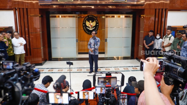 Menteri Koordinator Bidang Politik, Hukum dan Ham (Menkopolhukam), Mahfud MD saat menggelar konferensi pers di Kantor Kemenpolhukam, Jakarta, Kamis (1/2/2024). [Suara.com/Alfian Winanto]