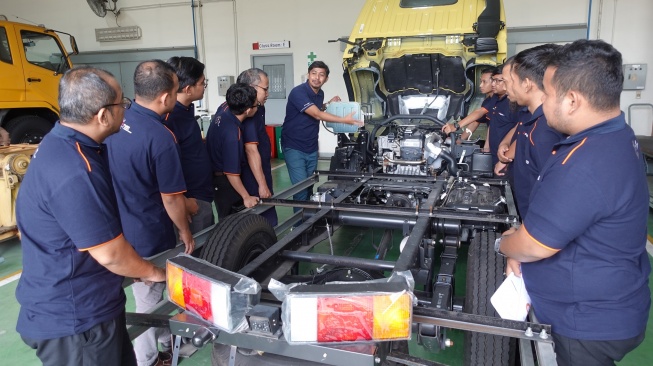 PT. Krama Yudha Tiga Berlian Motors (KTB) kembali mengelar pelatihan bersertifikat untuk guru juga pelajar SMK lewat inisiatif KTB FUSO Vocational Education Proyek selama 29 Januari - 1 Maret 2024. [Dok KTB]