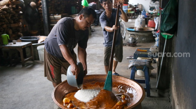 Pekerja menyelesaikan pembuatan Dodol Betawi di Kalibata, Jakarta, Kamis (1/2/2024). [Suara.com/Alfian Winanto]
