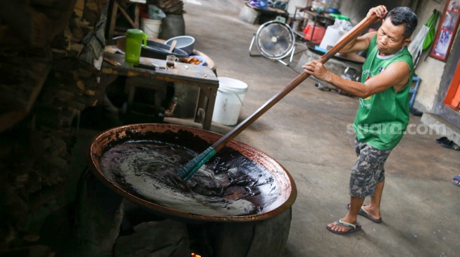 Pekerja menyelesaikan pembuatan Dodol Betawi di Kalibata, Jakarta, Kamis (1/2/2024). [Suara.com/Alfian Winanto]
