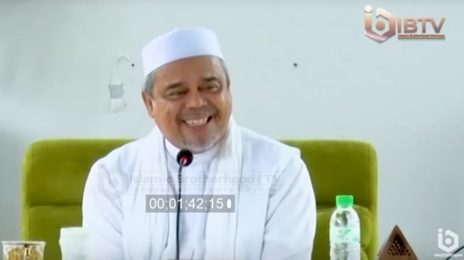 Lebaran Bahagia! Habib Rizieq Full Senyum Rayakan Idul Fitri Bersama Istri Baru