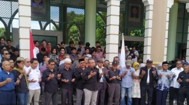 Civitas akademika UII menyatakan sikap 'Indonesia Darurat Kenegarawanan'. (Instagram/ undercover.id)