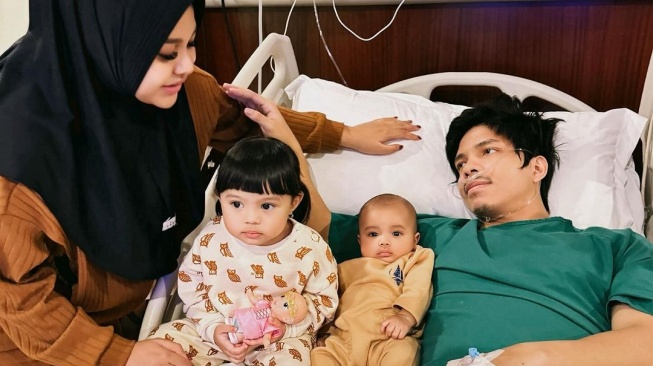 Aurel Hermansyah bersama dua putrinya menemani Atta Halilintar yang harus dirawat di rumah sakit usai menjalani operasi di bagian perut. [Instagram]