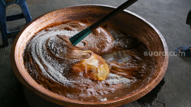 Pekerja menyelesaikan pembuatan Dodol Betawi di Kalibata, Jakarta, Kamis (1/2/2024). [Suara.com/Alfian Winanto]
