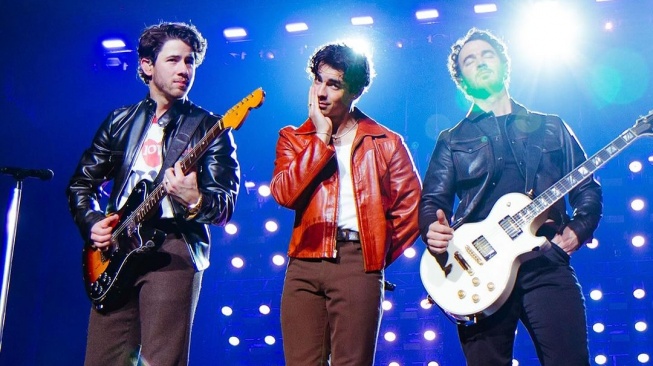 Konser Jonas Brothers Digelar Malam Ini, Begini Serunya Persiapan Fans