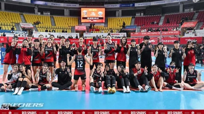 Para pemain Red Sparks termasuk Megawati Hangestri merayakan kemenangan melawan IBK Altos usai laga pertama putaran kelima Kompetisi Voli Korea Selatan atau V-League 2023-2024, Kamis (1/2/2024). [Dok. Instagram/@red__sparks]