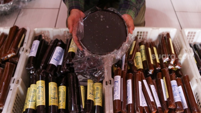 Pekerja menyelesaikan pembuatan Dodol Betawi di Kalibata, Jakarta, Kamis (1/2/2024). [Suara.com/Alfian Winanto]
