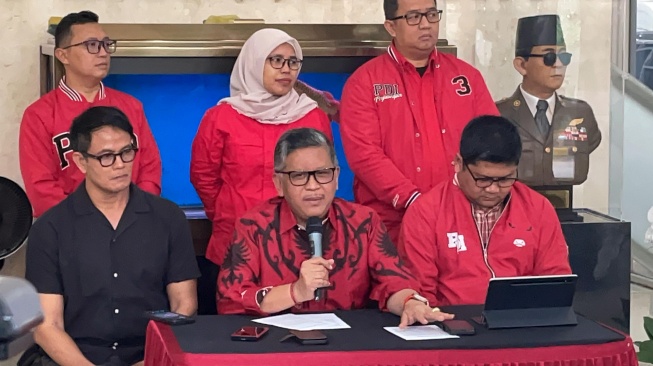 Sekjen PDIP Hasto Kristiyanto saat konferensi persnya di Kantor DPP PDIP, Jalan Diponegoro, Menteng, Jakarta Pusat, Kamis (1/2/2024). [Suara.com/Bagaskara]
