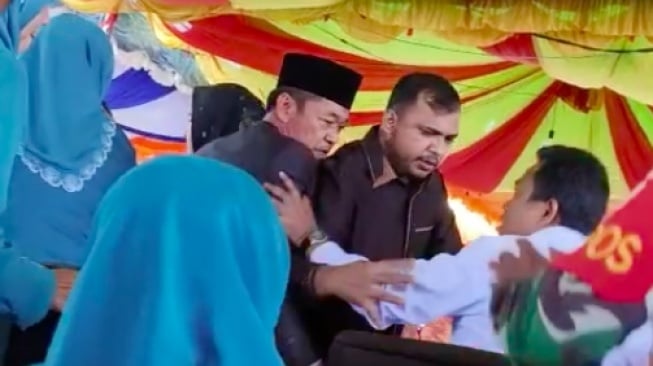 Tangkapan layar video Bupati dan Wakil Bupati Rokan Hilir nyaris adu jotos. [Ist]