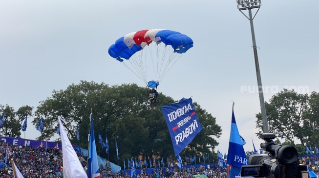 Atraksi terjun payung di acara kampenye akbar Partai Demokrat di Malang, Jawa Timur. (Suara.com/Novian)