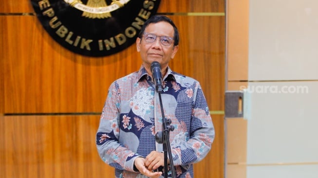 Menteri Koordinator Bidang Politik, Hukum dan Ham (Menkopolhukam), Mahfud MD saat menggelar konferensi pers di Kantor Kemenpolhukam, Jakarta, Kamis (1/2/2024). [Suara.com/Alfian Winanto]