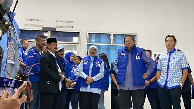 Ketua Majelis Tinggi Partai Demokrat Susilo Bambang Yudhoyono atau SBY bersama Edhie Baskoro Yudhoyono dan Juru Kampanye Nasional Prabowo-Gibran, Khofifah Indar Parawansa menanti kehadiran capres nomor urut 2 Prabowo Subianto di acara Rapat Akbar Partai Demokrat bertajuk konser "Demokrat Menang, Prabowo Presiden" di Stadion Gajayana, Kota Malang, Kamis (1/2/2024). (Suara.com/Novian)