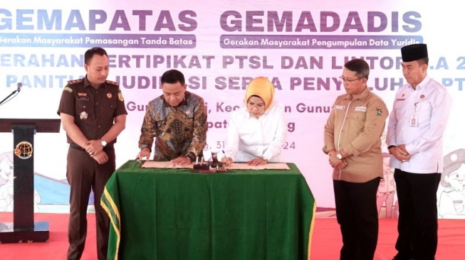 berkomitmen untuk mengawal secara optimal program pendaftaran tanah sistematis lengkap (PTSL) yang diberikan oleh pemerintah pusat. [ANTARA/Desi Purnama Sari]