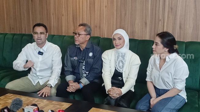 Raffi Ahmad, Zulkifli Hasan dan Nagita Slavina ditemui di kantornya kawasan BSD, Tangerang Selatan pada Kamis (1/2/2024) [Suara.com/Rena Pangesti]