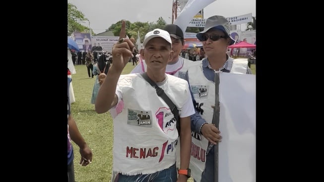 Relawan Anies Pakai Baju Karung Saat Hadiri Kampanye Akbar di Deli Serdang