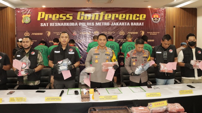Satres Narkoba Jakbar Ringkus 7 Tersangka Pengedar Narkotika, Puluhan Kg Barbuk Disita