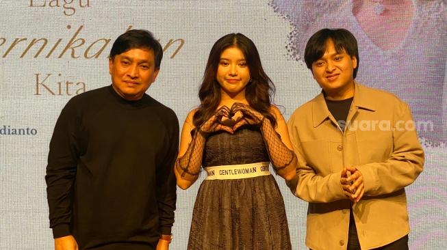 Yovie Widianto dan Arsy Widianto serta Tiara Andini di kawasan Gatot Subroto, Jakarta Selatan, Kamis (1/2/2024). [Suara.com/Tiara Rosana]