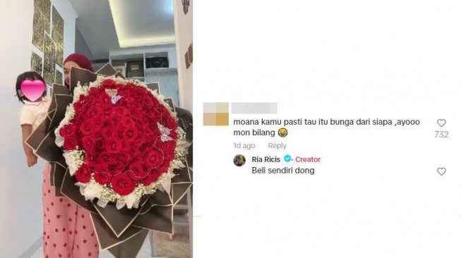Ria Ricis pamer buket bunga mawar. (TikTok/riaricis)