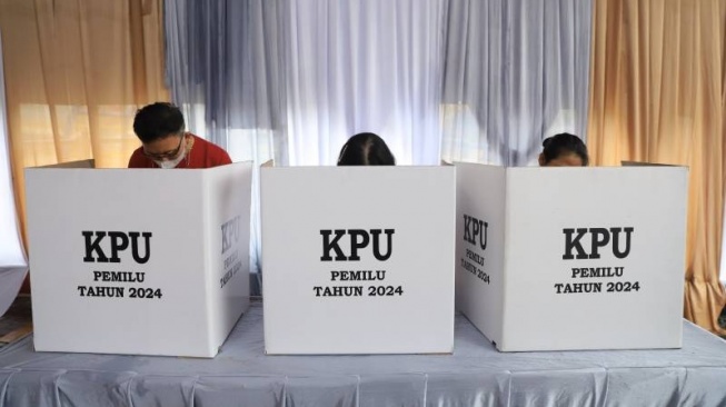 Kenapa KPU Larang Warga Gunakan HP di Bilik Suara?