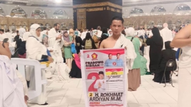 Viral Caleg Bentangkan Spanduk Gambar Prabowo-Gibran di Mekkah: Cari Ridha Allah Jalur Extra?