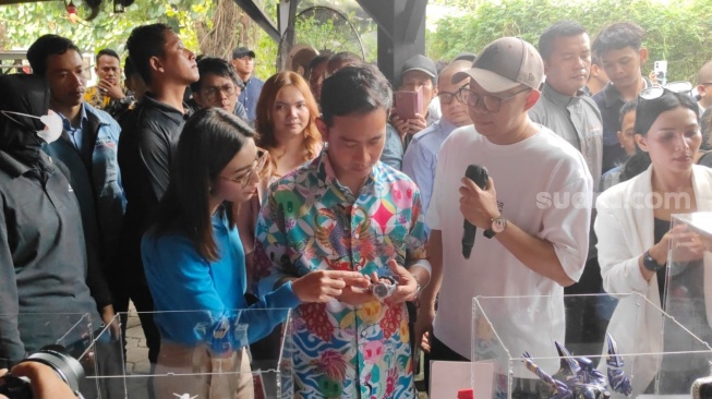 Gibran dan Selvi Ananda Kunjungi Pasar Modern BSD City: Beli Sayur dan Buah