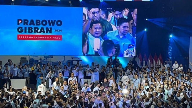 Pendukung Apel Akbar TKN Fanta Menyemut di JCC Senayan, Prabowo Disambut Joget 'Gemoy'