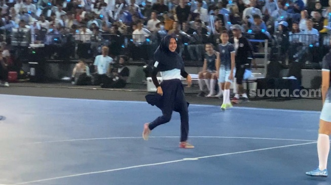 Ria Ricis ikut dala pertandingan futsal yang digagas oleh tim kampanye Prabowo-Gibran di Komplek Gelora Bung Karno, Senayan, Jakarta, Jumat (2/2/2024). [Adiyoga Priyambodo/Suara.com]