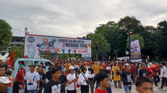 LIVE : Ramai Pendukung Paslon 03 di Konser Salam M3tal Hadiri GBK