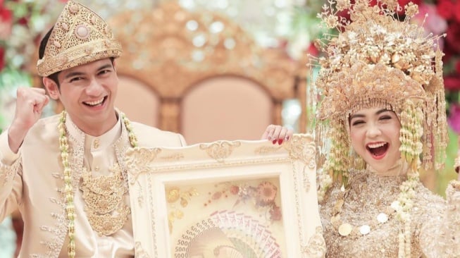 Potret Pernikahan Ria Ricis dan juga Teuku Ryan. (Instagram/@teukuryantr)