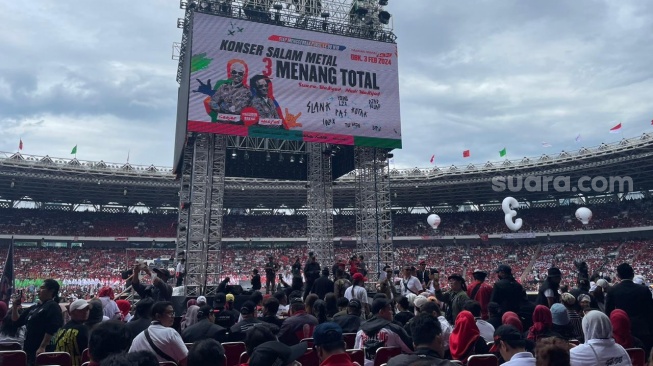 Suasana Kampanye Akbar Ganjar-Mahfud bertajuk Konser Salam Metal di Stadion Gelora Bung Karno Jakarta, Sabtu (3/2/2024). [Suara.com/Bagaskara]