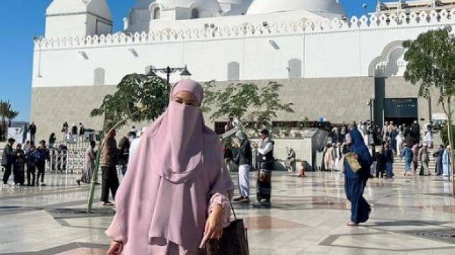 Umrah Bareng Christian Sugiono, Titi Kamal Pakai Tas Branded Puluhan Juta