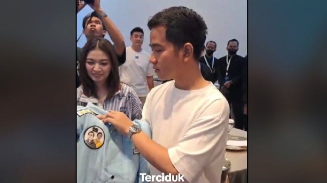 Chef Arnold terlihat berada di belakang Gibran Rakabuming Raka. [TikTok]