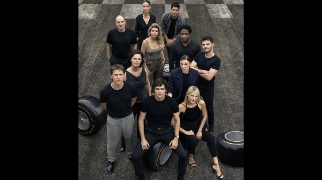 Seluruh pemain mini seri motorsport "Senna" yang dimaksud akan tayang pada Netflix [picture courtesy of Netflix].