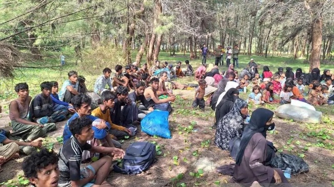 Pengungsi Rohingya di Pantai Kuala Parek, Kecamatan Sungai Raya, Kabupaten Aceh Timur. [Antara]