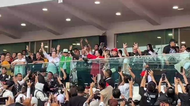 Mahfud MD Bersama Megawati dan Para Ketum Pengusung Acungkan Salam Metal Sapa Pendukung di GBK