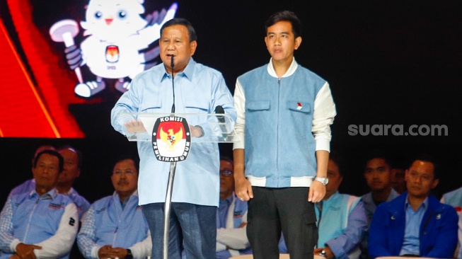 Pasangan Capres-Cawapres nomor urut dua, Prabowo Subianto dan Gibran Rakabuming Raka memberikan pernyataan terakhir saat debat Capres-Cawapres kelima di JCC Senayan, Jakarta, Minggu (4/2/2024). [Suara.com/Alfian Winanto]