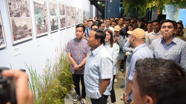 Momen Prabowo-Gibran Terkesima Lihat Pameran Seni Di Festival Elok Negeri Karya Didit