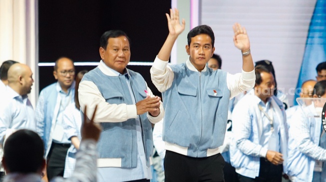 Pasangan Capres-Cawapres nomor urut dua, Prabowo Subianto dan Gibran Rakabuming Raka saat debat Capres-Cawapres kelima di JCC Senayan, Jakarta, Minggu (4/2/2024). [Suara.com/Alfian Winanto]