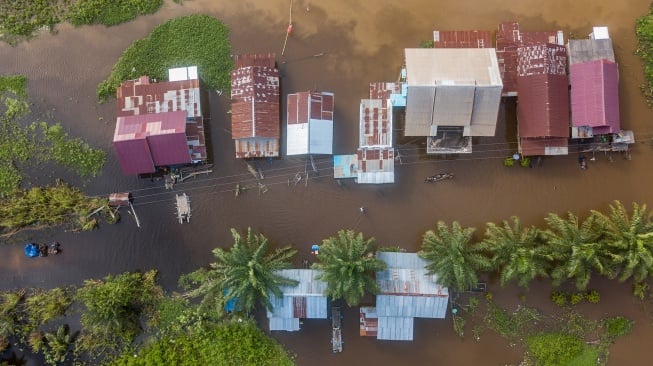 Foto udara kawasan permukiman yang terendam banjir luapan Sungai Batanghari di Gedong Karya, Muaro Jambi, Jambi, Sabtu (3/2/2024). [ANTARA FOTO/Wahdi Septiawan/rwa]