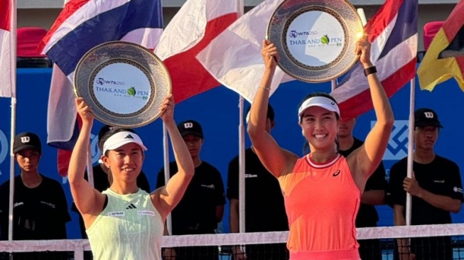 Pasangan Miyu Kato (kanan) serta Aldila Sutjiadi (kanan) mengangkat penghargaan setelahnya memenangi final ganda putri Thailand Open 2024 di tempat True Arena, Hua Hin, Thailand, Hari Minggu (4/2/2024). (ANTARA/HO/TIM ALDILA SUTJIADI)
