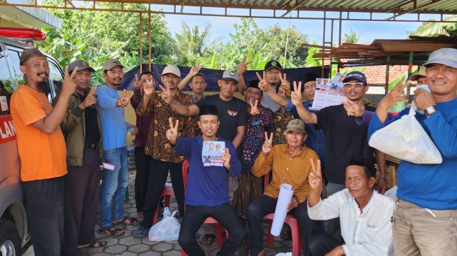 Foto Bareng Warga Pegang Stiker Prabowo-Gibran, Kades Kosambironyok Anyer Dilaporkan ke Bawaslu